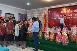 Des cadeaux pour des familles de Viet kieu démunis au Cambodge
