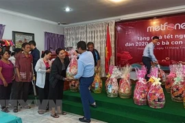 Des cadeaux pour des familles de Viet kieu démunis au Cambodge