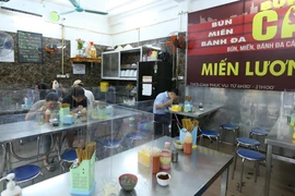 Hanoï : les salons de coiffure et les établissements de restauration reprennent leurs activités