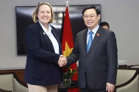 Le président l'AN Vuong Dinh Huê rencontre la ministre britannique du Commerce international