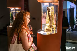 Des chaussures en céramique de Bat Trang et une promenade avec la culture italienne