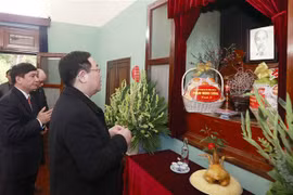Le chef de l’Assemblée nationale rend hommage au Président Hô Chi Minh