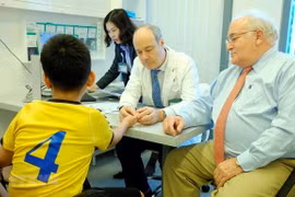 Le "sorcier des mains" Stéphane Guero vient en aide aux enfants démunis