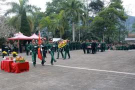 Ha Giang : inhumation des restes de 11 soldats au cimetière des morts pour la Patrie de Vi Xuyen
