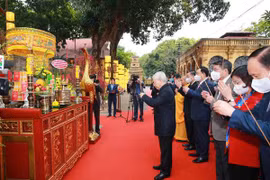 Le leader Nguyen Phu Trong fait offrande de baguettes d'encens à la Cité impériale de Thang Long