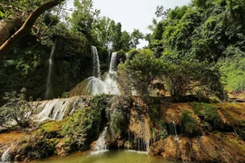 Émission d'une collection de timbres présentant quatre cascades célèbres du Vietnam