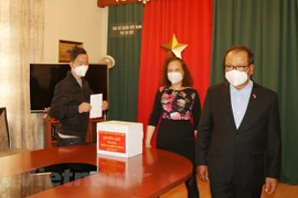 COVID-19: la communauté des Vietnamiens en République tchèque s'oriente vers la Patrie