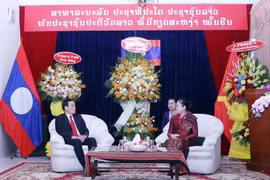 Des dirigeants de Ho Chi Minh-Ville félicitent le Laos à l'occasion de la fête Bunpimay