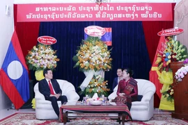 Des dirigeants de Ho Chi Minh-Ville félicitent le Laos à l'occasion de la fête Bunpimay