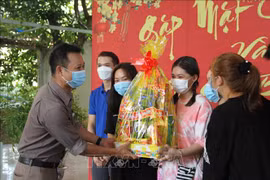 Des étudiants lao accueillent le Nouvel An traditionnel au Vietnam