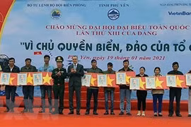 Remise de 16.000 drapeaux aux pêcheurs de la province de Phu Yen