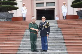 Le général Nguyen Chi Vinh reçoit l'attaché de défense des États-Unis
