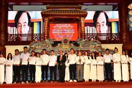 Remise de bourses Vallet à des élèves et étudiants à Thua Thien-Huê