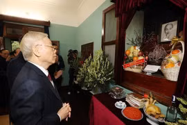Le secrétaire général du Parti Nguyên Phu Trong rend hommage au Président Hô Chi Minh