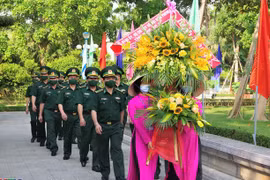 L'offrande d'encens à la mémoire du Président Ho Chi Minh dans la zone de vestiges de Kim Lien 