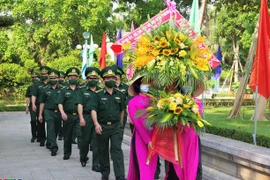 L'offrande d'encens à la mémoire du Président Ho Chi Minh dans la zone de vestiges de Kim Lien 