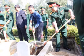 Thua Thien-Hue : inhumation des restes de soldats tombés au Laos