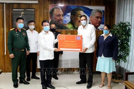 Messages et cadeaux du PCV pour féliciter le Parti communiste de Cuba pour son 8e Congrès