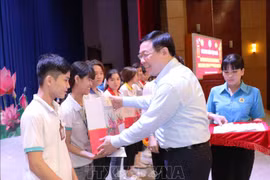 Le vice-PM Vuong Dinh Hue offre des cadeaux du Têt aux ouvriers et démunis à Tay Ninh