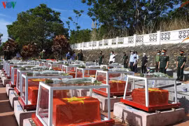 Kon Tum : inhumation des restes de 21 soldats vietnamiens tombés au Laos et au Cambodge