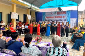 Des personnes âgées birmanes visitent le modèle de Club intergénérationnel d'entraide à Thanh Hoa