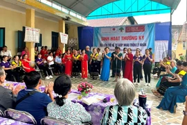 Des personnes âgées birmanes visitent le modèle de Club intergénérationnel d'entraide à Thanh Hoa
