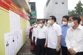 Le président de l'AN Vuong Dinh Hue inspecte les préparatifs des élections à Tuyen Quang