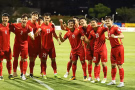Le Vietnam bat le Cambodge 4-0 et se qualifie pour les demi-finales de la Coupe AFF Suzuki 2020