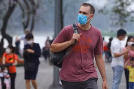 Retour des touristes internationaux à Hanoï après la réouverture du tourisme