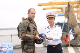 La frégate Prairial fait escale à Haiphong