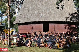 Cérémonie pour fêter la maison Rông (maison communale) des Bahnar