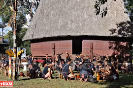Cérémonie pour fêter la maison Rông (maison communale) des Bahnar