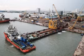 Vietsovpetro met à flot deux base de la plate-forme pétrolière du gisement de Rong