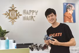 Long "Ducati", de coiffeur à maquettiste de motos