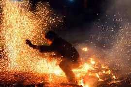 [Vidéo] La danse du feu des Pa Then 