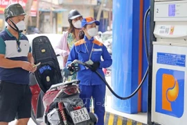 Les prix de l'essence réduisent de plus de 3.000 dôngs le litre