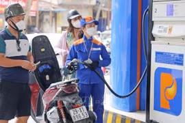 Les prix de l'essence réduisent de plus de 3.000 dôngs le litre