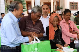 Le vice-PM Truong Hoa Binh remet des aides à des personnes démunies à Binh Phuoc