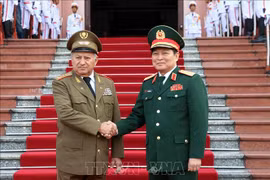 Le ministre des Forces armées révolutionnaires de Cuba en visite au Vietnam