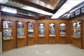 Une exposition de photos marque 65 ans de relations diplomatiques Vietnam-Indonésie à Bali 