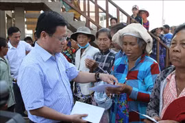 Remise de cadeaux à des personnes démunies dans la région du lac Tonlé Sap 