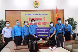 Remise de dons pour soutenir les travailleurs touchés par le COVID-19 à Bac Ninh