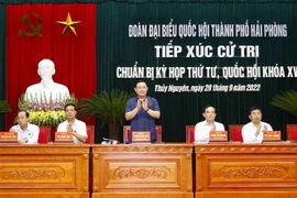 Le président de l’Assemblée nationale rencontre des électeurs à Hai Phong