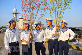 Cadeaux du Têt pour les militaires en mission sur la plate-forme DK1 et l'île de Con Dao