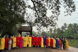Des diplomates étrangers découvrent l’ambiance du Têt à Duong Lam