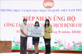 Hanoï et Quang Ngai reçoivent des dons pour lutter contre le COVID-19