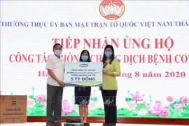 Hanoï et Quang Ngai reçoivent des dons pour lutter contre le COVID-19