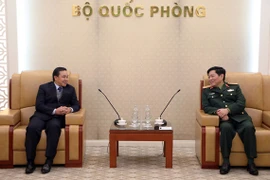 Le général Ngo Xuan Lich reçoit l'ambassadeur du Laos au Vietnam