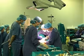 Le Vietnam effectue une double greffe à un patient étranger