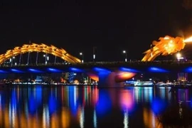 Une grande aspiration se cache derrière l'image d'un pont du dragon crachant du feu à Da Nang